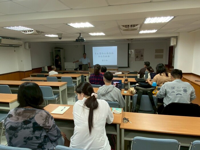 與會者們認真聆聽圖片