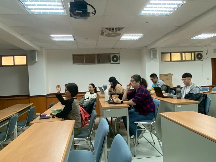 同學舉手發問圖片