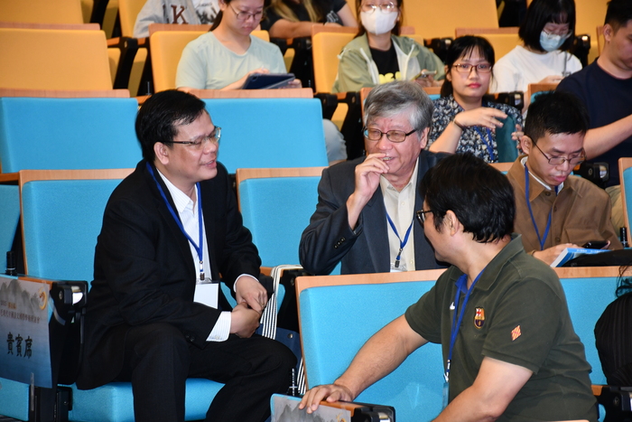 學者們熱情交流圖片