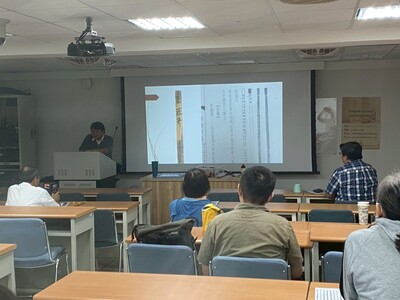 老師正在講解竹簡的操作