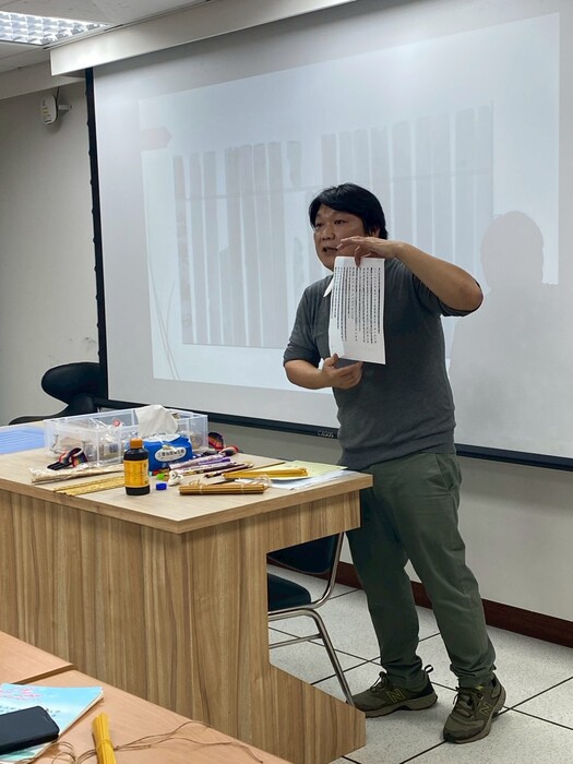 老師向同學們介紹竹簡的形式圖片