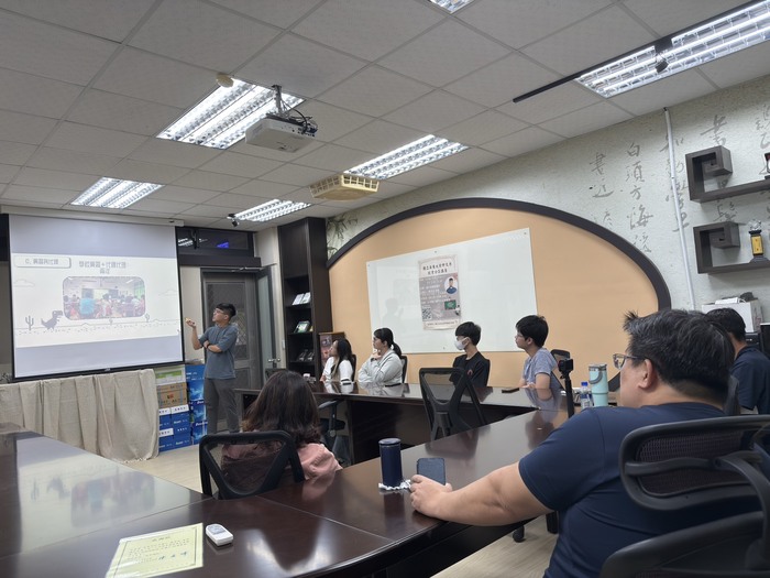 【專題講座】114年10月27日邀請本系優秀校友——現任屏東市和平國小正式教師的陳彥廷老師主講「中文系就業分享講座」圖片