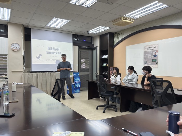 【專題講座】114年10月27日邀請本系優秀校友——現任屏東市和平國小正式教師的陳彥廷老師主講「中文系就業分享講座」圖片