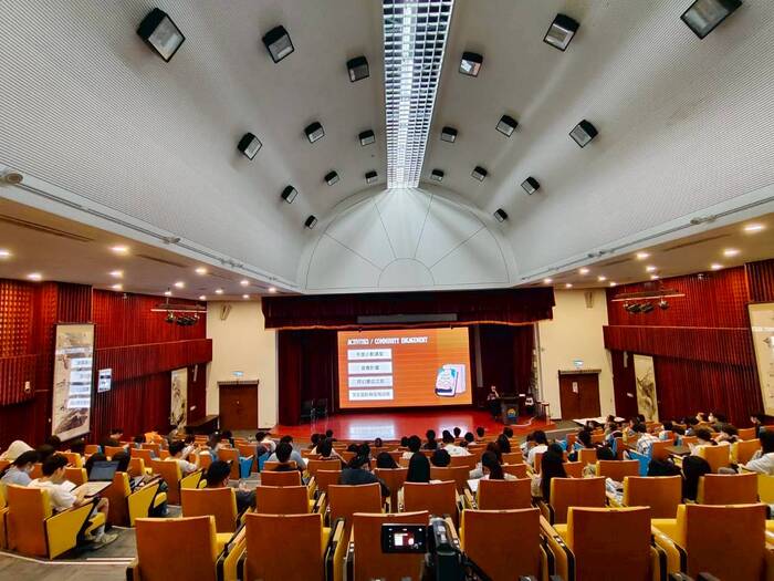 同學們認真聽講圖片